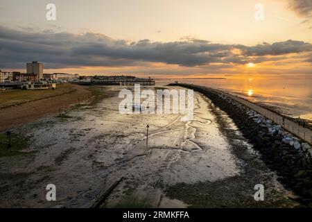 Coucher de soleil crépuscule vue sur la plage à Herne Bay Kent Angleterre Royaume-Uni Banque D'Images