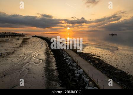 Coucher de soleil crépuscule vue sur la plage à Herne Bay Kent Angleterre Royaume-Uni Banque D'Images