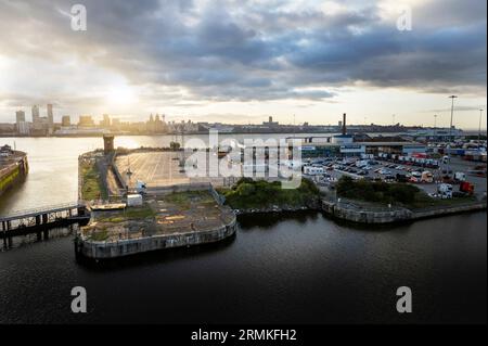 Vue sur Liverpool depuis Alfred Dock à Birkenhead Docks Wirral Merseyside Banque D'Images