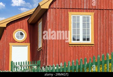 Architecture typique de la capitale du Groenland Nuuk avec des maisons colorées situées près des fjords et des icebergs. Banque D'Images