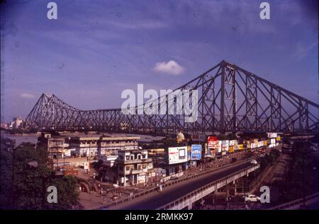 Le Howrah Bridge est un pont en porte-à-faux équilibré sur la rivière Hooghly dans le Bengale occidental, en Inde. Mis en service en 1943, monument emblématique de Kolkata, le pont Howrah est un immense pont en acier sur la rivière Hooghly. Il est considéré comme l'un des plus longs ponts cantilever au monde. Aussi connu sous le nom de Rabindra Setu, il relie Howrah et Kolkata. Il transporte 100 000 véhicules et d'innombrables piétons chaque jour. Banque D'Images