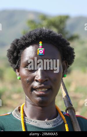 Membre masculin de la tribu Gamo le peuple Gamo est un groupe ethnique éthiopien situé dans les hauts plateaux Gamo du sud de l'Éthiopie. Ils se trouvent dans plus Banque D'Images