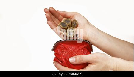 Mains de femme et sac à main avec des pièces en euros sur fond blanc Banque D'Images