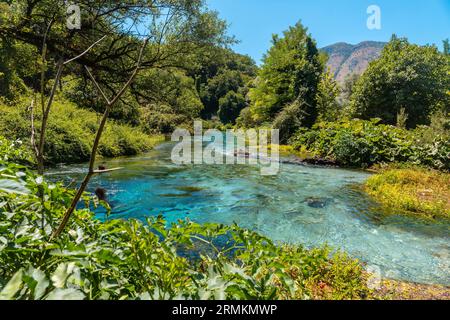 La rivière Blue Eye, phénomène naturel dans les montagnes du sud de l'Albanie Banque D'Images