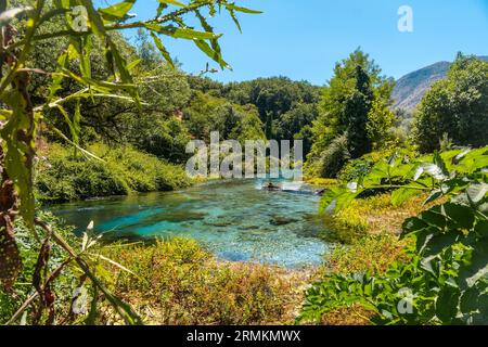 Beau paysage à côté de l'oeil bleu ou Syri i kalter, un phénomène naturel dans les montagnes du sud de l'Albanie Banque D'Images