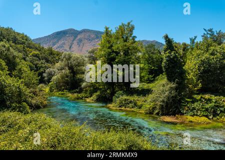 Beau paysage à côté de l'oeil bleu ou Syri i kalter, un phénomène naturel dans les montagnes du sud de l'Albanie Banque D'Images