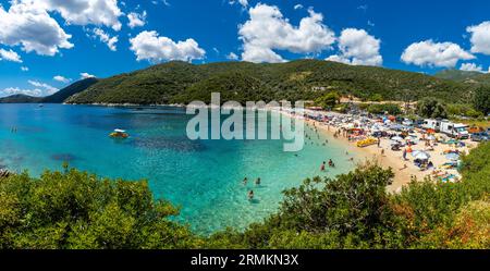 Vue panoramique sur la plage en été de Paralia Mikros Gialos à Lefkada. Grèce Banque D'Images