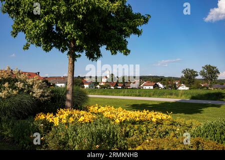 Vue depuis les jardins thermaux à l'église paroissiale Maria Himmelfahrt, Bad Birnbach, triangle thermal de Basse-Bavière, quartier Rottal Inn, Basse-Bavière Banque D'Images