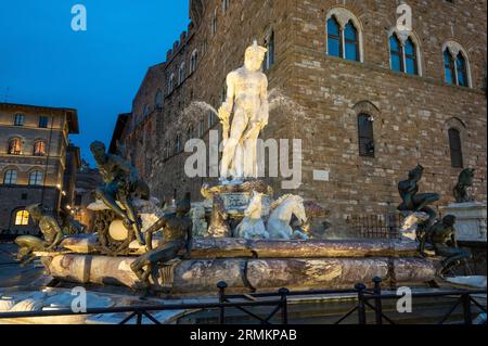 Un dieu romain de la mer du 16e siècle, Neptune, monté sur un chariot en forme de coquille tiré par des chevaux basé sur une fontaine octogonale sur la Piazza della Signori Banque D'Images