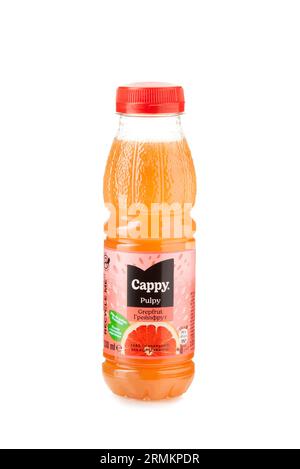 CHISINAU, MOLDAVIE - 27 AOÛT 2023. Bouteille de jus de fruit de pamplemousse Cappy Pulpy isolé sur fond blanc. Cappy est une marque appartenant au Coca-Col Banque D'Images