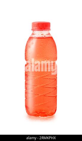 Jus dans une bouteille en plastique avec des gouttes d'eau isolé sur fond blanc. Avec masque Banque D'Images
