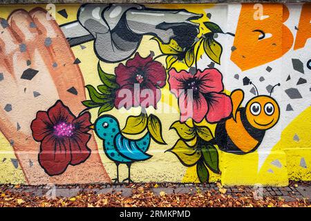 Graffiti sur mur avec des fleurs, abeille et oiseau, Munich, haute-Bavière, Bavière, Allemagne Banque D'Images