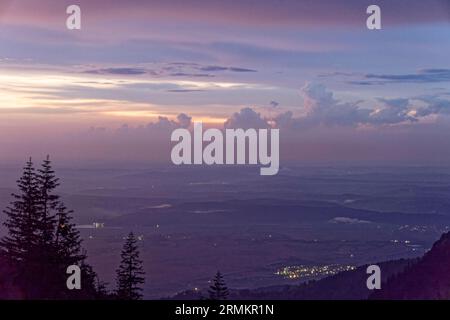 Paysage rocheux au cours supérieur du ruisseau Balea dans les montagnes Fagaras dans le groupe de montagnes des Carpates du Sud. Sibiu, Roumanie Banque D'Images