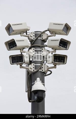 De nombreuses caméras de surveillance en milieu urbain, Bahnhofsplatz, capitale de l'État Wiesbaden, Hesse, Allemagne Banque D'Images