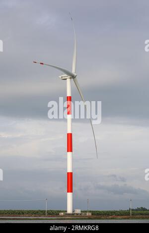 Vingt-deux éoliennes sont en cours d’installation à Cox’s Bazar et certaines d’entre elles effectuent déjà des essais au réseau national depuis mai 26. Le vent Banque D'Images