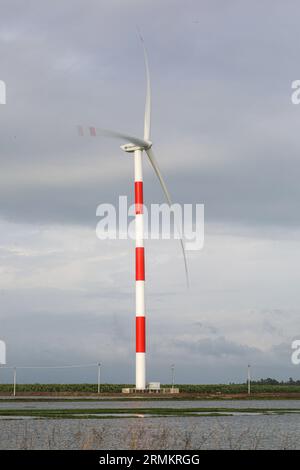 Vingt-deux éoliennes sont en cours d’installation à Cox’s Bazar et certaines d’entre elles effectuent déjà des essais au réseau national depuis mai 26. Le vent Banque D'Images