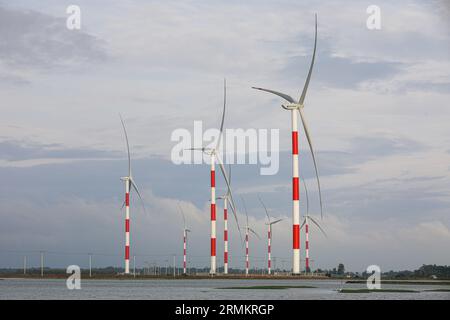 Vingt-deux éoliennes sont en cours d’installation à Cox’s Bazar et certaines d’entre elles effectuent déjà des essais au réseau national depuis mai 26. Le vent Banque D'Images