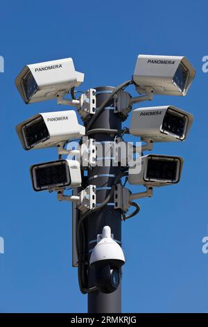 De nombreuses caméras de surveillance en milieu urbain, Bahnhofsplatz, capitale de l'État Wiesbaden, Hesse, Allemagne Banque D'Images