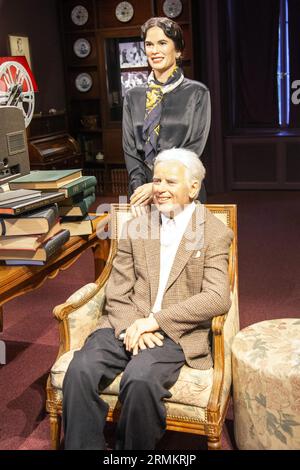 Charlie Chaplin avec la femme Oona O'Neill, figurines de cire, Musée Charlie Chaplin, Chaplins World, Corsier-sur-Vevey, canton de Vaud, Suisse Banque D'Images