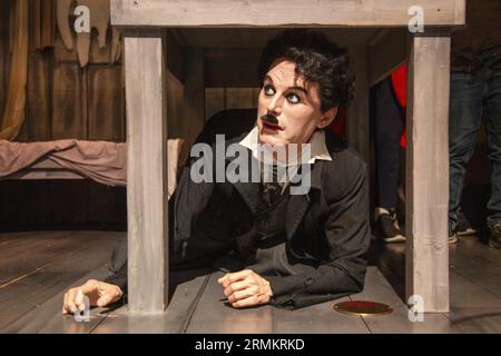 Charlie Chaplin, figurine de cire, décor du film Gold Rush, Musée Charlie Chaplin, Chaplins World, Corsier-sur-Vevey, Canton de Vaud, Suisse Banque D'Images