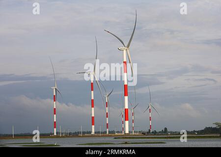 Vingt-deux éoliennes sont en cours d’installation à Cox’s Bazar et certaines d’entre elles effectuent déjà des essais au réseau national depuis mai 26. Le vent Banque D'Images