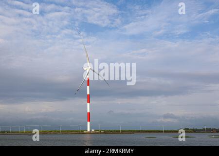 Vingt-deux éoliennes sont en cours d’installation à Cox’s Bazar et certaines d’entre elles effectuent déjà des essais au réseau national depuis mai 26. Le vent Banque D'Images