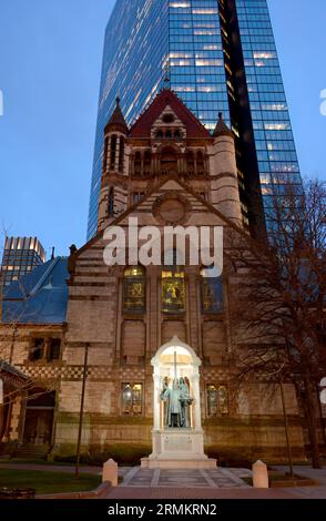 Boston, ma : Église de la Trinité sur Copley Square avec gratte-ciel en arrière-plan Banque D'Images