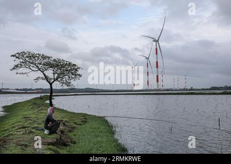 Vingt-deux éoliennes sont en cours d’installation à Cox’s Bazar et certaines d’entre elles effectuent déjà des essais au réseau national depuis mai 26. Le vent Banque D'Images