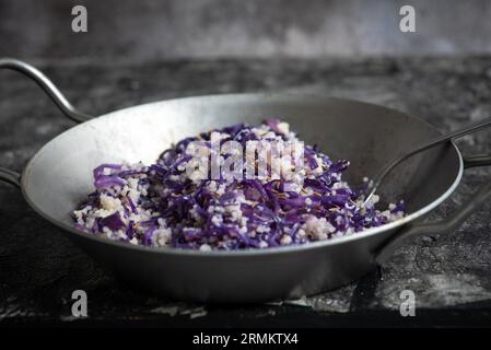 Couscous au chou rouge, épices fraîches et sèches dans un bol de préparation des aliments sur fond gris-noir rustique. Vue de dessus. Banque D'Images