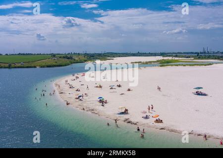 Vue de dessus d'une carrière inondée de sable de quartz blanc. Plage sur un lac artificiel. Campagne. Drone. Vue aérienne Banque D'Images