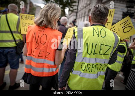 Londres, Royaume-Uni. 29 août 2023. Les manifestants de la coalition Stop ULEZ se rassemblent près de Downing Street pour manifester contre le projet d'expansion de la zone ultra-basse émission (Ulez) du maire de Londres, Sadiq Khan, qui entre maintenant en vigueur dans tout le Grand Londres. Crédit : Guy Corbishley Banque D'Images