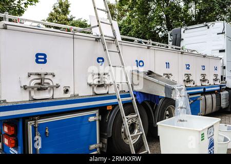 Hamm, Allemagne. 29 août 2023. Un camion pour le transport du poisson amène des milliers d'anguilles à la rivière Lippe. L'association de pêche de l'État a lâché des seaux d'anguilles dans la rivière Lippe. Près de 55 000 animaux étaient à différents endroits le long de la rivière mardi, a indiqué l’association. Cette action s'inscrit dans le cadre des efforts européens visant à accroître à nouveau la répartition des anguilles dans les rivières. (À dpa 'presque 55 000 nouvelles anguilles dans la Lippe') crédit : Alex Talash/dpa/Alamy Live News Banque D'Images