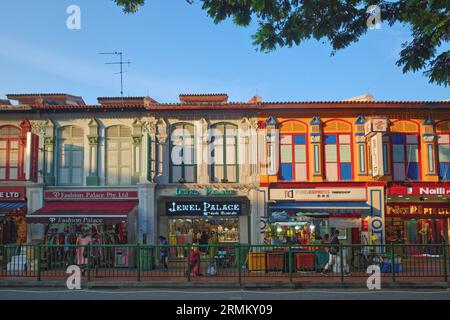 Une rangée de shophouses entièrement rénovées à Buffalo Road, région de Little India, Singapour Banque D'Images