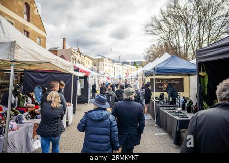 Marché de campagne le week-end dans un parc en Australie. Famille et personnes sur un marché fermier vendant des fruits et légumes Banque D'Images