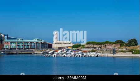 vue sur le port avec phare à livourne, italie Banque D'Images
