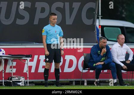 Eindhoven, pays-Bas. 14 août 2023. EINDHOVEN, PAYS-BAS - 14 AOÛT : quatrième Niels Boel officiel lors du match néerlandais Keuken Kampioen Divisie entre Jong PSV et Telstar au PSV Campus de Herdgang le 14 août 2023 à Eindhoven, pays-Bas. (Photo de Joris Verwijst/Orange Pictures) crédit : Orange pics BV/Alamy Live News Banque D'Images