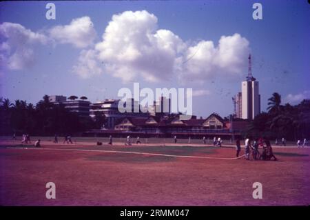 Le nom Azad signifie « liberté » en persan. Le terrain est connu pour ses terrains de cricket, pour les réunions de protestation et pour les rassemblements politiques. Le club-House Bombay Gymkhana a été construit en 1875, à l'extrémité sud du maidan. Banque D'Images