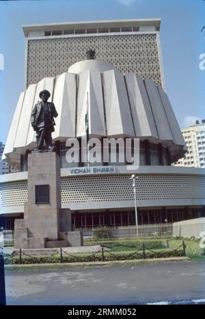 L'Assemblée législative du Maharashtra ou le Mahārāṣhṭra Vidhāna Sabhā est la chambre basse de la législature de l'État indien du Maharashtra. Il est situé dans le quartier Nariman point au sud de Mumbai dans la capitale Mumbai. Banque D'Images