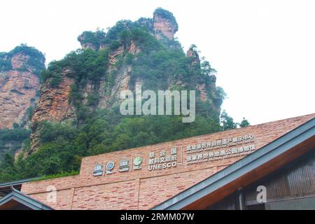 ) : Voyage à travers les vues impressionnantes de majestueuses montagnes de Chine, comme Avatar, où la réalité rencontre l'émerveillement cinématographique Banque D'Images