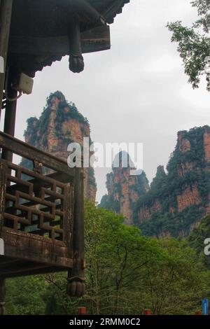 ) : Voyage à travers les vues impressionnantes de majestueuses montagnes de Chine, comme Avatar, où la réalité rencontre l'émerveillement cinématographique Banque D'Images