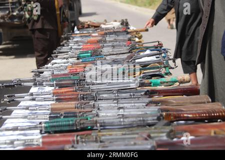 Balkh. 29 août 2023. Cette photo prise le 29 août 2023 montre les armes saisies par les forces de sécurité afghanes dans la province de Balkh, en Afghanistan. Les forces de sécurité afghanes ont récupéré lundi un grand nombre d'armes et de munitions lors d'une série d'opérations dans la province septentrionale de Balkh, a déclaré mardi le chef provincial de la lutte contre le terrorisme Atta Mohammad Bilal. Crédit : M Fardin Nawrozi/Xinhua/Alamy Live News Banque D'Images