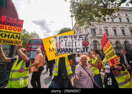 Westminster Londres Royaume-Uni. 29 août 2023. Les manifestants avec des pancartes "non à Ulez Stop Khan" manifestent devant Downing Street le jour où le projet d'expansion d'Ulez entre en vigueur dans les quartiers londoniens. Le programme d'air pur qui est impopulaire auprès des automobilistes impose une taxe journalière de 12,50 £ aux conducteurs de certains véhicules plus anciens entrant dans la capitale.Credit amer ghazzal/Alamy Live News Banque D'Images