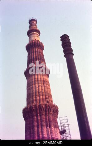 Le Qutb Minar, également orthographié Qutub Minar et Qutab Minar, est un minaret et une « tour de la victoire » qui fait partie du complexe Qutb, qui se trouve sur le site de la plus ancienne ville fortifiée de Delhi, Lal Kot, fondée par les Rajputs Tomar. C'est un site du patrimoine mondial de l'UNESCO dans la région de Mehrauli au sud de Delhi, en Inde. Construit en grès rouge et champêtre et sculpté avec éloquence avec des bandes d'inscription, le Qutb Minar est la plus haute tour de maçonnerie en Inde, mesurant 72,5 mètres de haut, avec des balcons en saillie pour appeler tous les Muadhdhin à la prière. Banque D'Images
