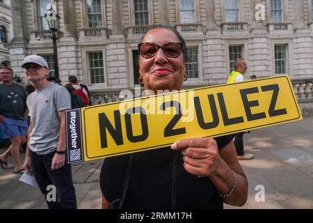 Westminster Londres Royaume-Uni. 29 août 2023. Les manifestants avec des pancartes "non à Ulez Stop Khan" manifestent devant Downing Street le jour où le projet d'expansion d'Ulez entre en vigueur dans les quartiers londoniens. Le programme d'air pur qui est impopulaire auprès des automobilistes impose une taxe journalière de 12,50 £ aux conducteurs de certains véhicules plus anciens entrant dans la capitale.Credit amer ghazzal/Alamy Live News Banque D'Images