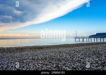 Mer Méditerranée près de Kemer. Paysage en Turquie. Nature sur la plage avec une jetée en arrière-plan. Banque D'Images