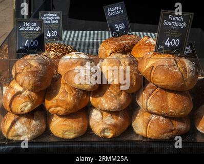 Pains artisanaux frais en vente au marché de rue, boulangerie BrownBread, Woodbridge, Sufffolk, Angleterre, ROYAUME-UNI Banque D'Images