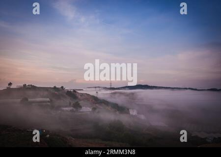 Paysage de Da Lat, vallées construites avec des serres utilisées pour faire pousser des fleurs partout dans la ville de Da Lat, serres immergées dans la brume Banque D'Images