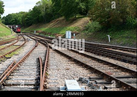 Voies ferrées menant à la gare de Horstead Keynes. Banque D'Images