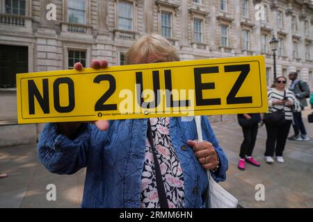 Westminster Londres Royaume-Uni. 29 août 2023 .Un manifestant avec le signe "non à Ulez" manifeste devant Downing Street le jour de l'entrée en vigueur du plan d'expansion d'Ulez dans les quartiers londoniens. Le programme d'air pur qui est impopulaire auprès des automobilistes impose une taxe journalière de 12,50 £ aux conducteurs de certains véhicules plus anciens entrant dans la capitale.Credit amer ghazzal/Alamy Live News Banque D'Images