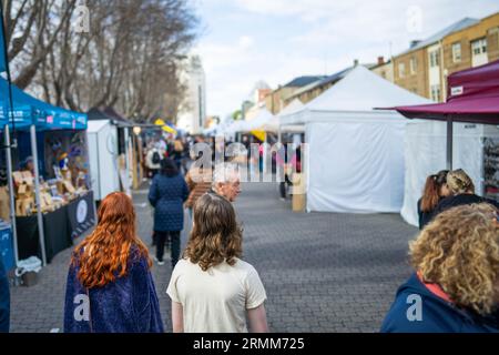 Marché de campagne le week-end dans un parc en Australie. Famille et personnes sur un marché fermier vendant des fruits et légumes Banque D'Images